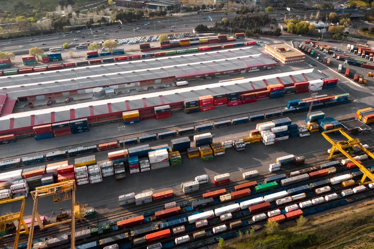 7eb9012c-a5b2-4b72-8965-7b53eb9a4f6b-containers-railways-shipment-concept.jpg